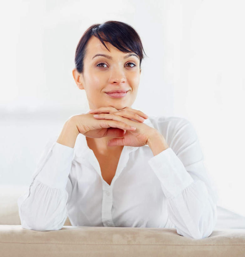 西方人,一个人,商务人士,商务女性,办公室,笑,微笑,竖图,室内,白天,正面,桌子,欧洲,欧洲人,仅一个女性,仅一个人,撑,套装,办公桌,墙,托腮,注视,墙壁,墙面,观察,看,托,仅一个中年女性,观看,察看,关注,托下巴,商务装,工薪阶层,女人,女性,中年女性,白种人,白领,上班族,半身,彩图