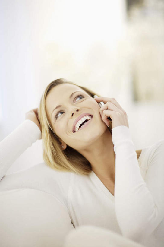 西方人,一个人,客厅,笑,打电话,微笑,露齿笑,竖图,室内,白天,正面,沙发,电话,手机,欧洲,欧洲人,仅一个年轻女性,仅一个女性,仅一个人,握,服装,拿,拿着,注视,休闲装,通讯设备,衣服,观察,看,休闲,休闲服,握着,服饰,观看,察看,起居室,关注,布艺沙发,客堂,交流,年轻女性,女人,女性,白种人,沟通,通话,半身,彩图