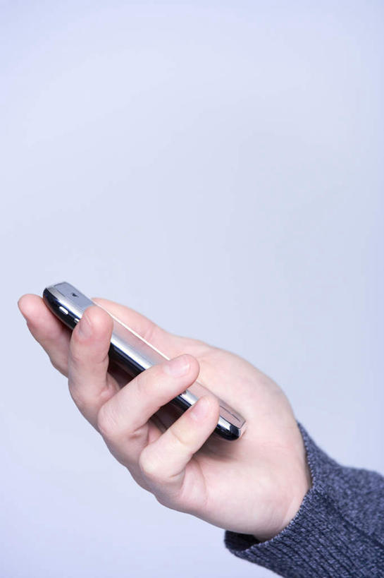 西方人,手,一个人,打电话,竖图,室内,特写,白天,正面,电话,手机,欧洲,欧洲人,仅一个男性,仅一个人,仅一个中年男性,握,蓝色背景,服装,拿,拿着,休闲装,通讯设备,衣服,休闲,手部,休闲服,握着,摄影,服饰,影棚,单手,交流,男人,男性,中年男性,白种人,沟通,通话,半身,彩图,影棚拍摄,拍摄