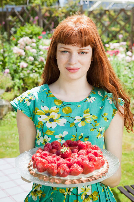 西方人,一个人,栏杆,站,捧,竖图,室外,白天,正面,草地,草坪,花海,花圃,植物,草莓,浆果,餐具,叶子,欧洲,欧洲人,仅一个年轻女性,仅一个女性,仅一个人,许多,握,阴影,服装,盛开,光线,碟子,盘,影子,栅栏,篱笆,围栏,很多,拿,花蕾,拿着,注视,休闲装,护栏,草,花,花瓣,花朵,花卉,鲜花,衣服,绿色,阳光,盘子,碟,花丛,花束,花田,花苞,花蕊,观察,看,站着,休闲,休闲服,握着,服饰,观看,察看,关注,年轻女性,女人,女性,白种人,洋莓,水果皇后,红莓,地莓,端,端着,捧着,手捧,站立,半身,彩图