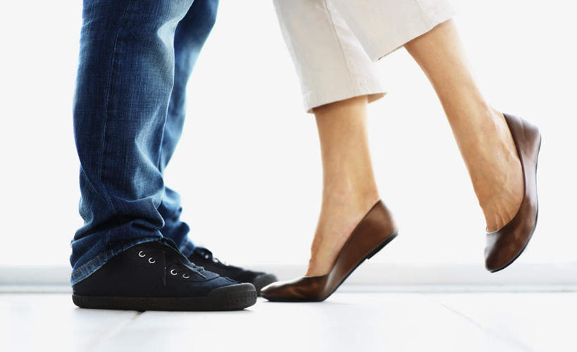 西方人,两个人,夫妻,站,横图,室外,白天,白色背景,侧面,爱情,欧洲,欧洲人,阴影,服装,裤子,反射,影子,浪漫,注视,牛仔裤,休闲装,衣服,观察,看,站着,休闲,休闲服,恩爱,恋人,摄影,服饰,影棚,观看,踮,察看,关注,踮着,男人,男性,年轻男性,女人,女性,中年女性,白种人,夫妇,情侣,站立,半身,彩图,影棚拍摄,拍摄,伴侣