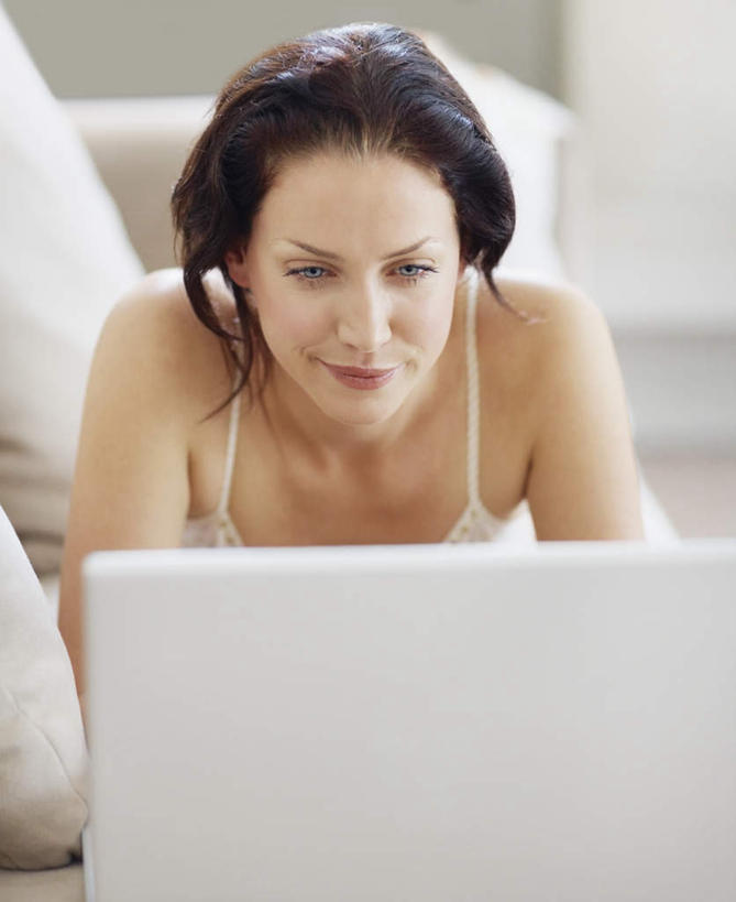 西方人,一个人,客厅,躺,竖图,室内,白天,正面,电脑,笔记本电脑,靠垫,沙发,吊带,欧洲,欧洲人,仅一个女性,仅一个人,敲打,服装,网络,靠枕,注视,吊带衫,输入,通讯设备,衣服,垫子,枕头,打字,观察,看,仅一个中年女性,服饰,观看,点击,敲击,察看,无线,起居室,衣着,穿着,关注,通信设备,无线网络,布艺沙发,无线上网,便携式电脑,衣饰,客堂,卧着,按键,手提电脑,女人,女性,中年女性,白种人,躺着,卧,半身,彩图