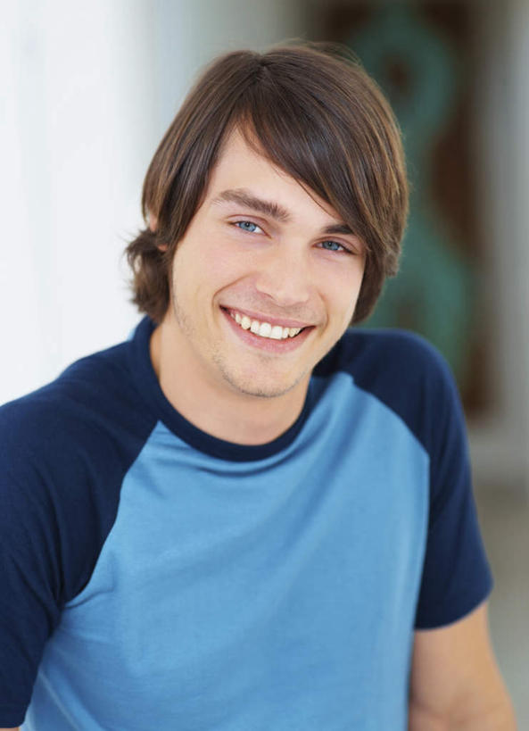 西方人,一个人,笑,微笑,露齿笑,竖图,室内,白天,正面,欧洲,欧洲人,仅一个男性,仅一个人,服装,朦胧,模糊,墙,注视,休闲装,墙壁,墙面,仅一个年轻男性,衣服,观察,看,休闲,休闲服,服饰,观看,察看,关注,男人,男性,年轻男性,白种人,半身,彩图