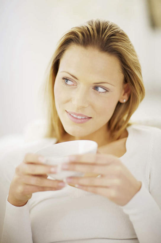 西方人,一个人,客厅,坐,笑,微笑,露齿笑,竖图,室内,白天,正面,沙发,杯子,欧洲,欧洲人,仅一个年轻女性,仅一个女性,仅一个人,握,服装,朦胧,模糊,拿,拿着,注视,休闲装,衣服,水杯,观察,看,休闲,休闲服,握着,服饰,观看,察看,起居室,关注,布艺沙发,客堂,年轻女性,女人,女性,白种人,茶杯,坐着,半身,彩图