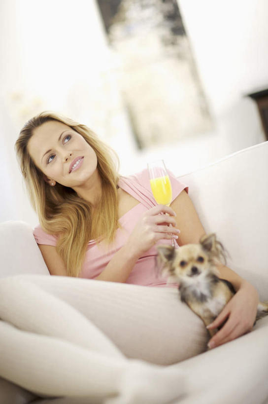 西方人,一个人,客厅,坐,抱,笑,微笑,露齿笑,竖图,室内,白天,正面,沙发,宠物,狗,欧洲,欧洲人,仅一个年轻女性,仅一个女性,仅一个人,服装,注视,休闲装,一只,衣服,动物,观察,看,休闲,休闲服,可爱,服饰,抱着,观看,察看,起居室,搂着,关注,布艺沙发,忠诚,客堂,年轻女性,女人,女性,白种人,犬,搂,搂抱,坐着,半身,彩图