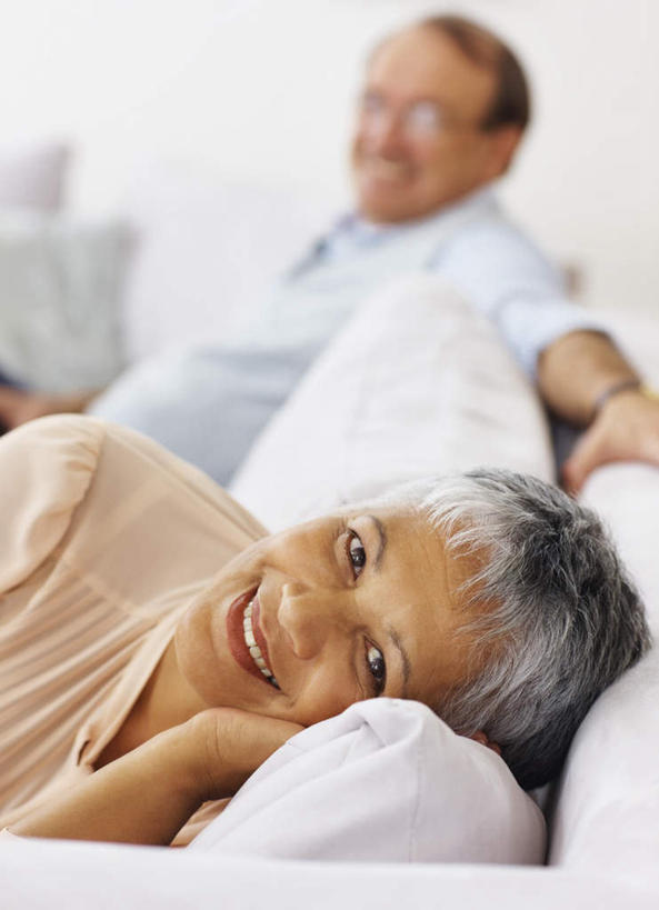 西方人,老年人,两个人,家庭,夫妻,客厅,坐,躺,笑,微笑,露齿笑,竖图,室内,白天,正面,爱情,靠垫,沙发,欧洲,欧洲人,服装,朦胧,模糊,眼镜,靠枕,浪漫,注视,休闲装,衣服,垫子,枕头,观察,看,休闲,温暖,温馨,一家人,休闲服,恩爱,恋人,服饰,观看,老花镜,和睦,察看,起居室,关注,布艺沙发,客堂,远视眼镜,卧着,老年男性,老年女性,男人,男性,女人,女性,白种人,夫妇,情侣,躺着,卧,坐着,半身,彩图,伴侣,融洽