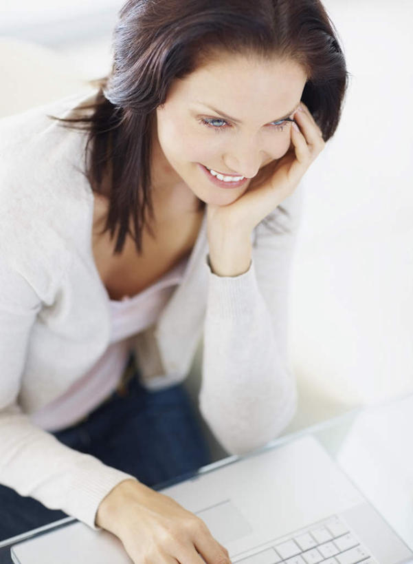 西方人,一个人,商务人士,商务女性,坐,笑,微笑,露齿笑,竖图,俯视,室内,白天,电脑,笔记本电脑,欧洲,欧洲人,仅一个女性,仅一个人,撑,敲打,套装,服装,网络,托腮,注视,休闲装,输入,通讯设备,衣服,打字,观察,看,托,仅一个中年女性,休闲,休闲服,服饰,观看,点击,敲击,察看,无线,关注,托下巴,通信设备,商务装,无线网络,无线上网,便携式电脑,工薪阶层,按键,手提电脑,女人,女性,中年女性,白种人,白领,上班族,坐着,半身,彩图,高角度拍摄