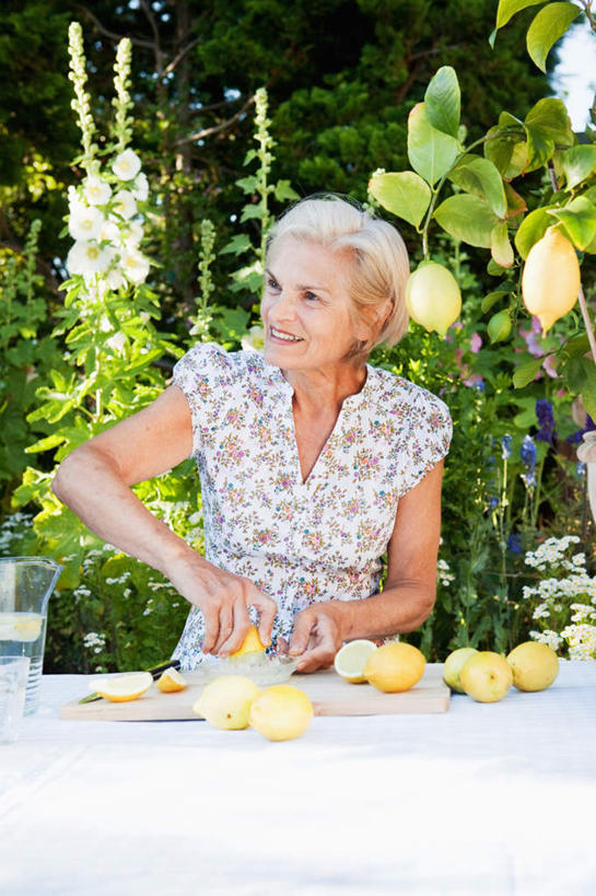 西方人,一个人,站,竖图,室外,白天,正面,植物,餐桌,桌子,水果,欧洲,欧洲人,仅一个女性,仅一个人,握,服装,新鲜,盛开,生食,食品,果实,拿,花蕾,拿着,注视,休闲装,花,花瓣,花朵,鲜花,食物,衣服,绿色,自然,花苞,花蕊,观察,看,站着,休闲,休闲服,握着,服饰,仅一个老年女性,有机食品,绿色食品,生长,成长,餐台,观看,察看,关注,老年女性,女人,女性,白种人,站立,半身,彩图