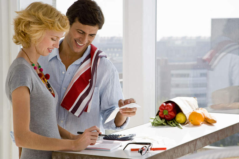 西方人,中年人,两个人,家庭,夫妻,站,横图,室内,白天,正面,爱情,计算器,厨房,窗户,桌面,桌子,辣椒,蔬菜,袋子,水果,项链,欧洲,欧洲人,握,服装,新鲜,计算,科学,笔,材料,档案,纺织物,文件,眼镜,纸,纸袋,生食,食品,果实,办公用品,浪漫,拿,拿着,注视,休闲装,蔬果,玻璃窗,文具,装饰品,食物,衣服,容器,饰品,手稿,首饰,学习用品,资料,毛巾,观察,看,清洁,站着,休闲,温暖,温馨,一家人,休闲服,恩爱,握着,理财,财务,恋人,服饰,有机食品,绿色食品,观看,储藏,保暖,文具用品,证明,和睦,察看,甜橙,储存,关注,数学,文档,近视眼镜,彩椒,透气,防水,辣角,红海椒,大椒,辣虎,广椒,储水,耐磨,吸水,男人,男性,女人,女性,中年男性,中年女性,白种人,夫妇,情侣,橙子,橙,甜椒,柿子椒,辣子,海椒,番椒,灯笼椒,站立,半身,彩图,灶间,厨房料理台,鹄壳,黄橙,黄果,金橙,金环,金球,糖橙,伴侣,融洽,贮存,料理台