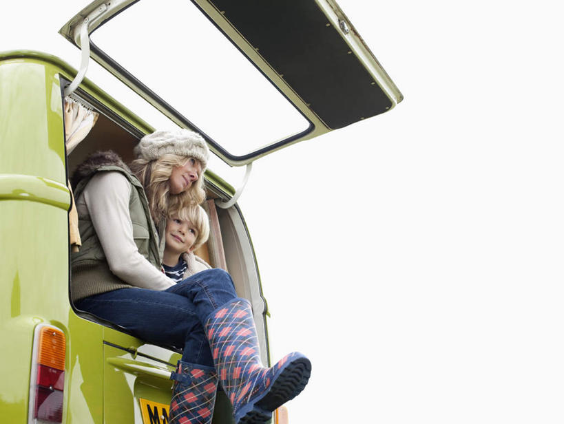 西方人,儿童,中年人,两个人,家庭,母亲,女儿,坐,抱,横图,室外,白天,仰视,纯洁,汽车,帽子,欧洲,欧洲人,服装,面包车,注视,休闲装,车,小孩,衣服,蓝色,蓝天,天空,交通工具,天,观察,看,休闲,温暖,温馨,母女,一家人,休闲服,可爱,母爱,童年,童趣,服饰,晴朗,抱着,观看,和睦,察看,搂着,关注,载具,童真,烂漫,无邪,万里无云,棉帽,天真,女孩,女人,女性,中年女性,白种人,孩子,晴空,晴空万里,搂,搂抱,坐着,半身,彩图,低角度拍摄,融洽,女生