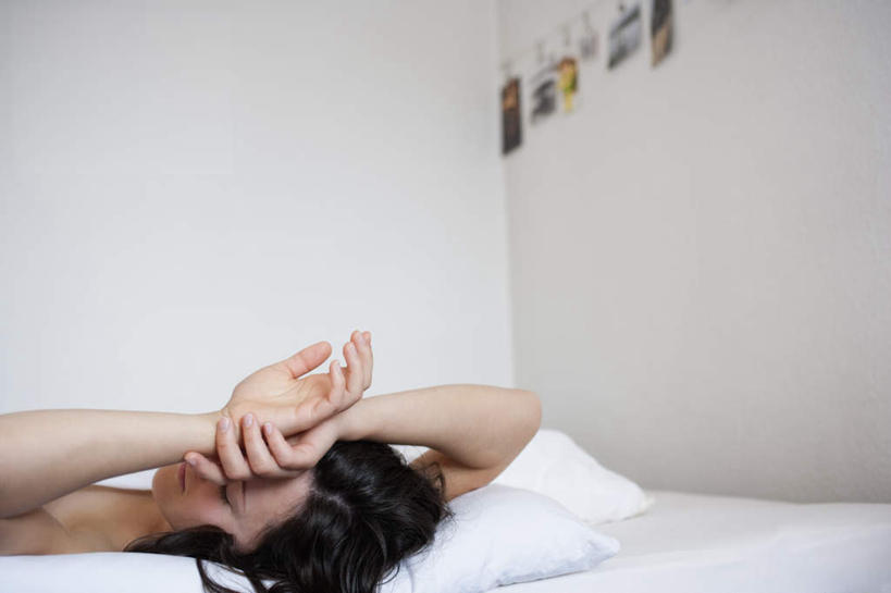 西方人,一个人,躺,闭眼,睡,横图,室内,白天,正面,床,卧室,欧洲,欧洲人,仅一个年轻女性,仅一个女性,仅一个人,墙,床单,被子,墙壁,墙面,单人床,被单,卧着,年轻女性,女人,女性,白种人,闭眼睛,闭着眼,闭着眼睛,困,困觉,寝息,睡觉,躺着,卧,半身,彩图,睡房,卧房