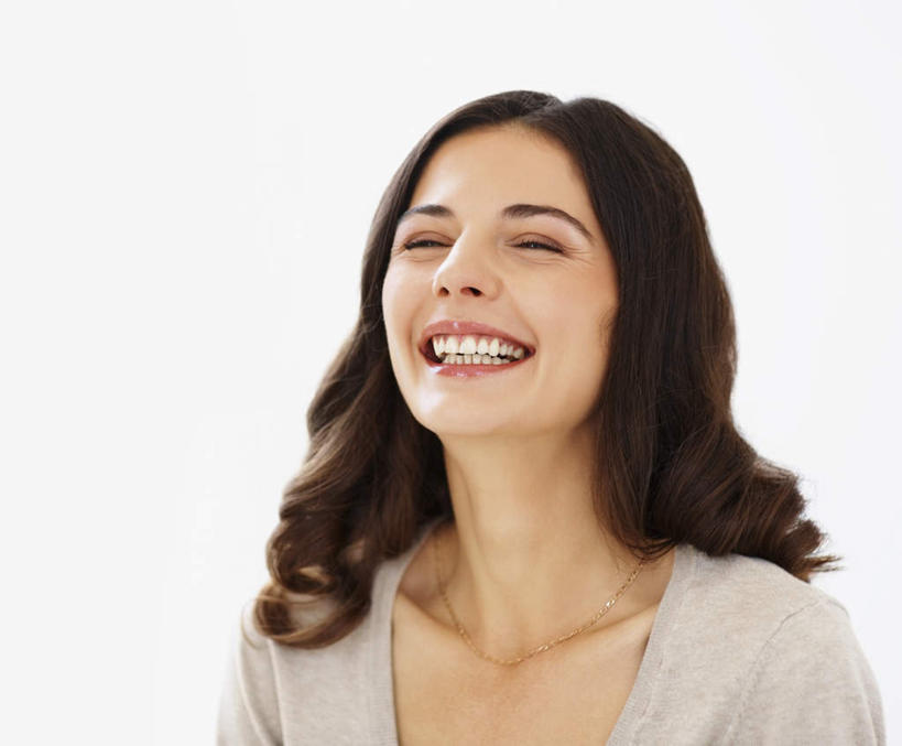 西方人,一个人,站,闭眼,笑,微笑,露齿笑,横图,室内,白天,白色背景,正面,欧洲,欧洲人,仅一个年轻女性,仅一个女性,仅一个人,服装,休闲装,衣服,站着,休闲,休闲服,摄影,服饰,影棚,年轻女性,女人,女性,白种人,闭眼睛,闭着眼,闭着眼睛,站立,半身,彩图,影棚拍摄,拍摄