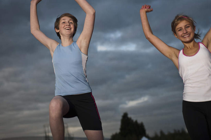 西方人,儿童,两个人,伙伴,朋友,运动员,站,跳,举,笑,微笑,露齿笑,横图,室外,白天,仰视,运动服,友谊,纯洁,植物,欧洲,欧洲人,服装,乌云,云,阴天,云朵,云彩,注视,树,树木,小孩,衣服,绿色,天空,自然,天,观察,看,托,站着,可爱,童年,童趣,服饰,生长,成长,观看,察看,昏暗,衣着,阴沉,穿着,关注,童真,烂漫,无邪,衣饰,天真,友情,男孩,男人,男性,女孩,女人,女性,白种人,体育运动员,运动选手,举起,举手,举着,跳跃,向上举,向上伸,向上托,站立,半身,彩图,低角度拍摄,男生,女生,运动装