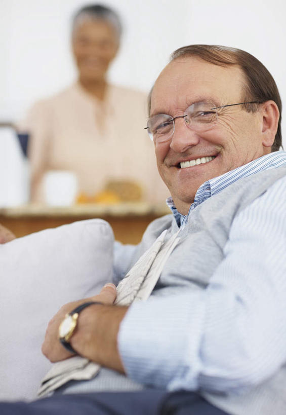 牛奶,西方人,老年人,两个人,家庭,夫妻,客厅,坐,捧,笑,微笑,露齿笑,竖图,室内,白天,正面,爱情,靠垫,沙发,杯子,餐具,欧洲,欧洲人,握,服装,朦胧,模糊,时间,碟子,盘,时钟,手表,眼镜,靠枕,饮品,浪漫,营养,拿,计时,拿着,注视,休闲装,玻璃制品,饮料,衣服,盘子,水杯,垫子,碟,枕头,钟表,观察,看,休闲,温暖,温馨,一家人,休闲服,表,恩爱,握着,恋人,服饰,观看,老花镜,腕表,和睦,察看,乳制品,起居室,奶,牛乳,关注,布艺沙发,安神,客堂,远视眼镜,老年男性,老年女性,男人,男性,女人,女性,白种人,夫妇,情侣,玻璃杯,钟,端,端着,捧着,手捧,坐着,半身,彩图,伴侣,融洽