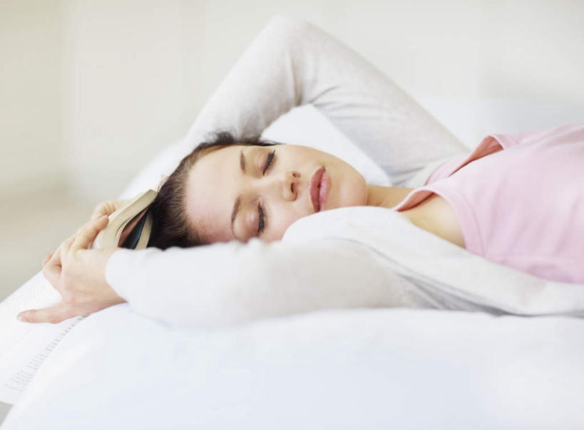 西方人,一个人,躺,闭眼,睡,横图,室内,白天,侧面,床,卧室,欧洲,欧洲人,仅一个年轻女性,仅一个女性,仅一个人,服装,床单,休闲装,被子,衣服,休闲,休闲服,服饰,单人床,被单,卧着,年轻女性,女人,女性,白种人,闭眼睛,闭着眼,闭着眼睛,困,困觉,寝息,睡觉,躺着,卧,半身,彩图,睡房,卧房