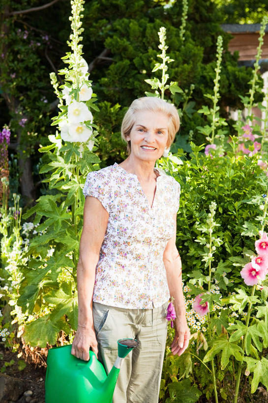 西方人,一个人,站,笑,微笑,竖图,室外,白天,正面,花海,花圃,植物,叶子,欧洲,欧洲人,仅一个女性,仅一个人,握,服装,盛开,壶,拿,花蕾,洒水壶,拎,拿着,注视,休闲装,水壶,花,花瓣,花朵,花卉,鲜花,衣服,绿色,花丛,花束,花田,花苞,花蕊,观察,看,站着,休闲,休闲服,握着,服饰,仅一个老年女性,观看,察看,关注,浇水壶,老年女性,女人,女性,白种人,站立,半身,彩图,拎着