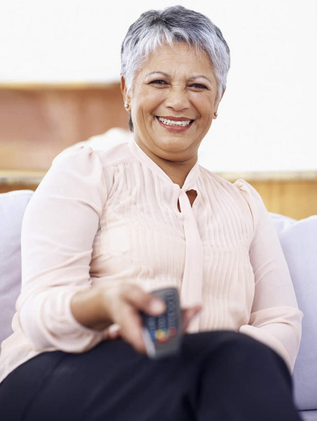 西方人,一个人,客厅,坐,笑,微笑,露齿笑,竖图,室内,白天,正面,靠垫,沙发,欧洲,欧洲人,仅一个女性,仅一个人,握,服装,朦胧,模糊,靠枕,拿,拿着,注视,休闲装,衣服,垫子,遥控器,枕头,观察,看,休闲,休闲服,握着,服饰,仅一个老年女性,观看,察看,起居室,关注,布艺沙发,客堂,老年女性,女人,女性,白种人,坐着,半身,彩图