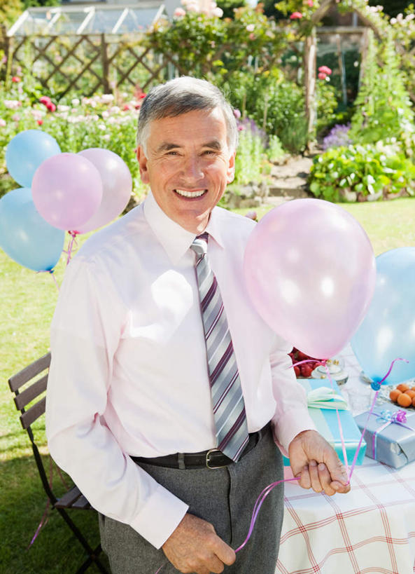 西方人,一个人,栏杆,站,笑,微笑,露齿笑,竖图,俯视,室外,白天,衬衫,草地,草坪,花海,花圃,植物,餐桌,桌子,叶子,椅子,欧洲,欧洲人,仅一个男性,仅一个人,握,阴影,装饰,盛开,光线,布料,影子,栅栏,塑料,木椅,篱笆,围栏,领带,拿,花蕾,布纹,拿着,注视,护栏,桌布,草,花,花瓣,花朵,花卉,鲜花,绿色,阳光,餐巾,气球,塑料制品,台布,花丛,花束,花田,花苞,花蕊,观察,看,站着,仅一个老年男性,橡胶,握着,餐台,观看,华丽,修饰,点缀,察看,关注,橡胶制品,衬托,美观,雅致,雅观,老年男性,男人,男性,白种人,站立,半身,彩图,高角度拍摄,衬衣