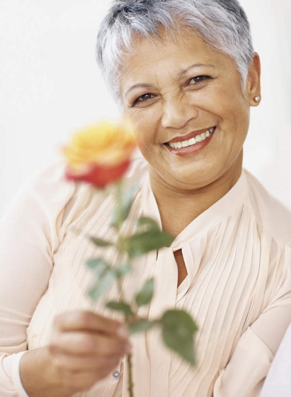 西方人,一个人,站,笑,微笑,露齿笑,竖图,室内,白天,正面,爱情,幸福,纯洁,热情,玫瑰,叶子,欧洲,欧洲人,仅一个女性,仅一个人,握,阴影,服装,朦胧,模糊,盛开,反射,影子,墙,绿叶,玫瑰花,浪漫,拿,花蕾,拿着,注视,休闲装,墙壁,墙面,花,花瓣,花朵,鲜花,一朵,衣服,黄色,白色,花苞,花蕊,观察,看,站着,休闲,温暖,温馨,休闲服,嫩叶,恩爱,握着,服饰,仅一个老年女性,观看,和睦,察看,关注,感动,尊敬,天真,刺玫花,徘徊花,老年女性,女人,女性,白种人,叶,叶片,站立,半身,彩图,融洽