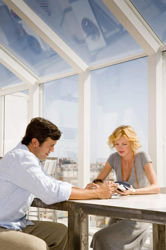 西方人,两个人,同事,商务人士,商务男性,商务女性,办公室,坐,竖图,室内,白天,正面,衬衫,成功,合作,团队,集体,信心,窗户,落地窗,桌子,欧洲,欧洲人,握,阴影,套装,反射,笔,影子,办公桌,办公用品,拿,拿着,注视,队伍,水笔,玻璃窗,文具,学习用品,低头,观察,看,握着,观看,文具用品,察看,领导,成就,关注,商务装,合伙,领袖,工薪阶层,男人,男性,年轻男性,年轻女性,女人,女性,白种人,白领,上班族,坐着,半身,彩图,衬衣