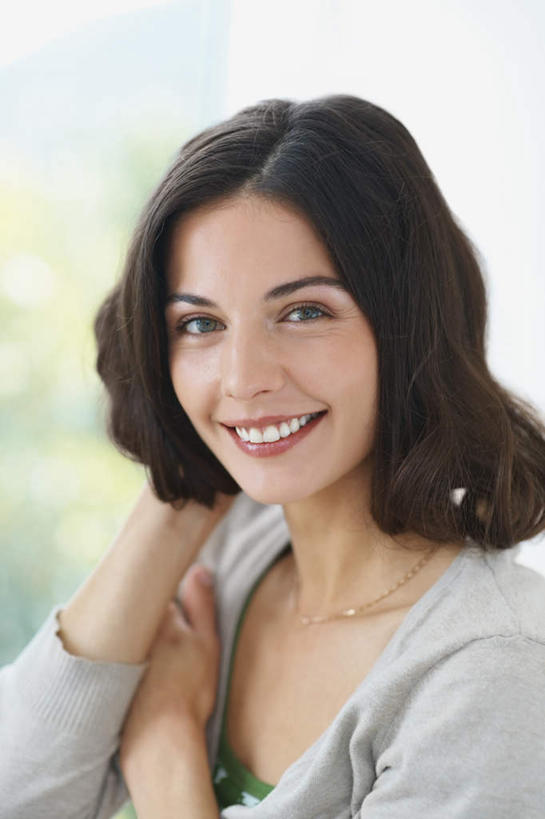 西方人,一个人,笑,微笑,露齿笑,竖图,室内,白天,正面,窗户,落地窗,欧洲,欧洲人,仅一个女性,仅一个人,撑,阴影,服装,朦胧,模糊,反射,影子,注视,休闲装,玻璃窗,衣服,灰色,观察,看,仅一个中年女性,休闲,休闲服,服饰,观看,察看,撑着,关注,女人,女性,中年女性,白种人,半身,彩图