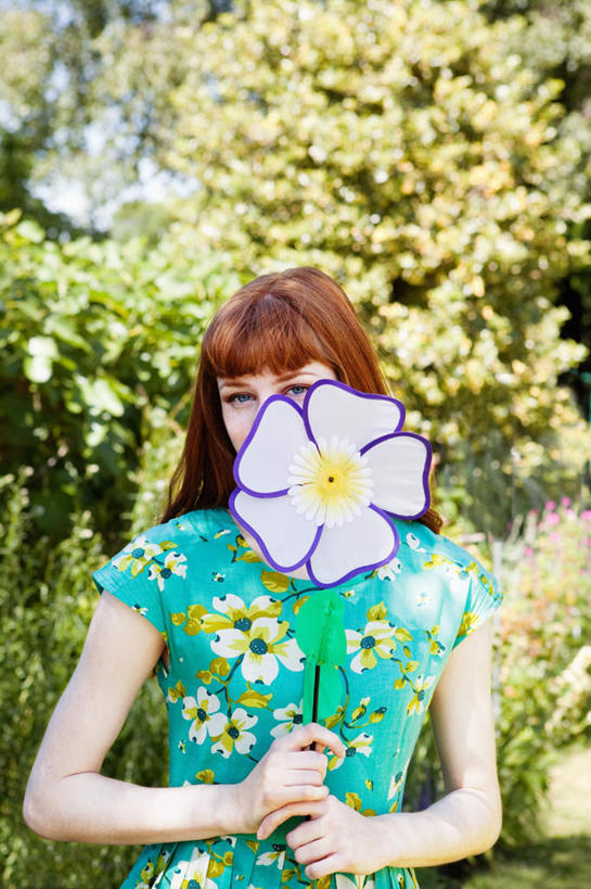 西方人,一个人,站,举,竖图,室外,白天,正面,快乐,自由,幸福,树林,植物,风车,玩具,欧洲,欧洲人,仅一个年轻女性,仅一个女性,仅一个人,躲藏,握,阴影,服装,朦胧,模糊,光线,影子,拿,拿着,注视,休闲装,娱乐,树,树木,一个,衣服,绿色,紫色,阳光,自然,观察,看,托,站着,休闲,喜庆,休闲服,活力,握着,服饰,生长,单个,成长,观看,希望,吉祥,察看,隐藏,象征,关注,和平,梦想,忠诚,进取,灵动,勇敢,勤奋,潜藏,团结,幸运,年轻女性,女人,女性,白种人,举起,举手,举着,向上举,向上伸,向上托,站立,半身,彩图