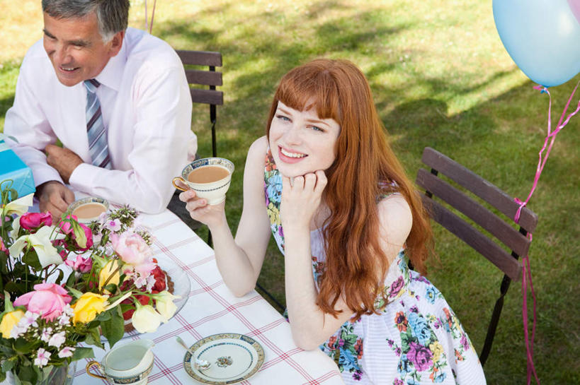 咖啡,西方人,两个人,家庭,父亲,女儿,坐,举,横图,俯视,室外,白天,衬衫,幸福,草地,草坪,植物,餐桌,桌子,杯子,餐具,椅子,欧洲,欧洲人,握,阴影,服装,盛开,光线,瓷器,碟子,盘,盆栽,影子,木椅,咖啡杯,领带,盆景,陶瓷制品,拿,花蕾,拿着,注视,休闲装,娱乐,草,花,花瓣,花朵,鲜花,饮料,衣服,绿色,阳光,自然,盘子,碟,花苞,花蕊,看,托,享受,休闲,温暖,温馨,父女,一家人,休闲服,放松,父爱,乐趣,握着,服饰,生长,成长,餐台,和睦,提神,舒适,关注,瓷杯,醒脑,软饮料,老年男性,男人,男性,女人,女性,中年女性,白种人,举起,举手,举着,抬头,向上举,向上伸,向上托,仰头,坐着,半身,彩图,高角度拍摄,衬衣,融洽