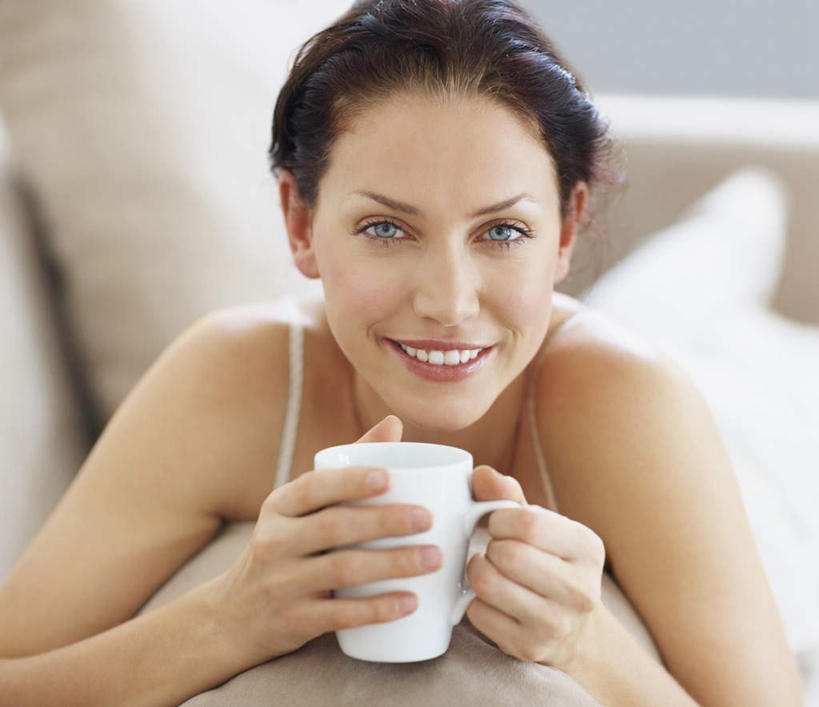 西方人,一个人,客厅,捧,笑,微笑,露齿笑,横图,室内,白天,正面,沙发,杯子,吊带,欧洲,欧洲人,仅一个年轻女性,仅一个女性,仅一个人,握,阴影,服装,朦胧,模糊,反射,瓷器,影子,咖啡杯,陶瓷制品,拿,拿着,注视,吊带衫,衣服,灰色,观察,看,趴着,握着,服饰,观看,察看,起居室,衣着,穿着,关注,瓷杯,布艺沙发,衣饰,客堂,年轻女性,女人,女性,白种人,端,端着,趴,捧着,手捧,半身,彩图