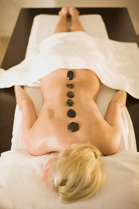 西方人,一个人,躺,竖图,俯视,室内,白天,按摩,性感,石头,床,欧洲,欧洲人,仅一个年轻女性,仅一个女性,仅一个人,阴影,反射,纺织物,石子,影子,床单,被子,裸露,白色,毛巾,清洁,享受,健康,鹅卵石,诱惑,保健,保暖,被单,裸,火辣,按摩石,透气,指压,按摩床,防水,储水,耐磨,吸水,卧着,年轻女性,女人,女性,白种人,石块,躺着,卧,彩图,高角度拍摄,全身,推拿,搓背床,理疗床,美容床,指压床