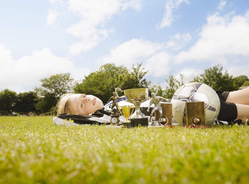 西方人,一个人,躺,横图,室外,白天,侧面,运动服,纯洁,成功,胜利,足球,草地,草坪,树林,植物,欧洲,欧洲人,仅一个男性,仅一个人,阴影,服装,光线,影子,云,云朵,足球装备,云彩,注视,运动器械,草,树,树木,仅一个年轻男性,一个,衣服,蓝色,绿色,白云,蓝天,天空,阳光,自然,天,观察,看,健身器械,光彩,可爱,童年,童趣,服饰,生长,晴朗,单个,成长,观看,察看,衣着,穿着,关注,健身器材,荣誉,奖品,童真,烂漫,无邪,蹴鞠,荣耀,衣饰,卧着,光荣,天真,足球运动,男人,男性,年轻男性,白种人,晴空,躺着,卧,半身,彩图,运动器材,奖杯,运动装