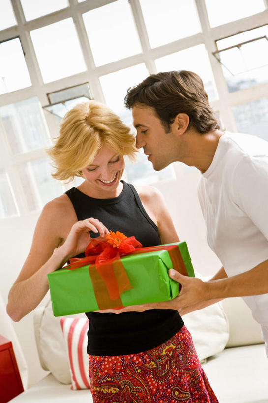 西方人,两个人,站,笑,吻,微笑,露齿笑,竖图,室内,白天,正面,爱情,窗户,礼盒,礼物,欧洲,欧洲人,阴影,服装,反射,丝绸,丝带,影子,纸盒,缎带,浪漫,注视,休闲装,玻璃窗,绸带,盒子,衣服,红色,绿色,白色,包装盒,礼品盒,低头,观察,看,站着,休闲,温暖,温馨,休闲服,恩爱,恋人,服饰,礼品,观看,和睦,察看,关注,男人,男性,年轻男性,年轻女性,女人,女性,白种人,情侣,亲,亲吻,站立,半身,彩图,伴侣,融洽