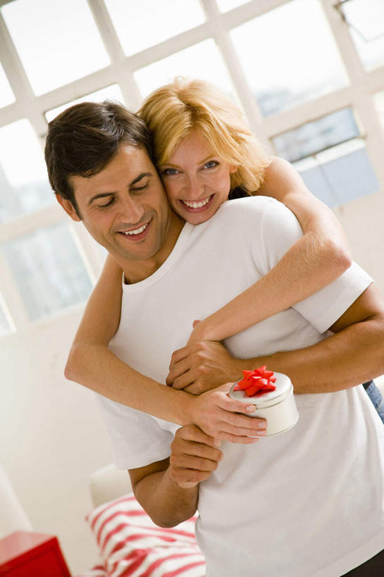 西方人,两个人,站,抱,竖图,室内,白天,正面,爱情,窗户,礼盒,礼物,欧洲,欧洲人,握,阴影,服装,反射,丝绸,丝带,影子,纸盒,墙,缎带,浪漫,拿,拿着,注视,休闲装,玻璃窗,墙壁,墙面,绸带,盒子,衣服,白色,包装盒,礼品盒,低头,观察,看,站着,休闲,温暖,温馨,休闲服,恩爱,握着,恋人,服饰,礼品,抱着,观看,和睦,察看,搂着,关注,男人,男性,年轻男性,年轻女性,女人,女性,白种人,情侣,怀抱,搂,搂抱,相抱,拥抱,站立,半身,彩图,伴侣,融洽