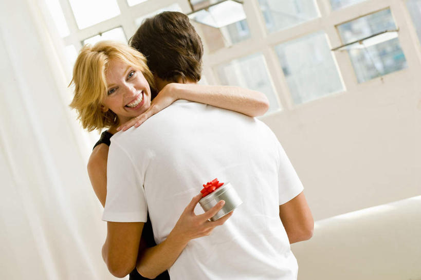 西方人,背部,两个人,站,抱,笑,微笑,露齿笑,横图,室内,白天,正面,爱情,窗户,礼盒,礼物,欧洲,欧洲人,握,阴影,服装,反射,丝绸,丝带,影子,纸盒,墙,缎带,浪漫,拿,拿着,注视,休闲装,玻璃窗,墙壁,墙面,绸带,盒子,衣服,白色,包装盒,礼品盒,观察,看,站着,休闲,温暖,温馨,休闲服,恩爱,握着,恋人,服饰,礼品,抱着,观看,和睦,察看,搂着,关注,男人,男性,年轻男性,年轻女性,女人,女性,白种人,情侣,怀抱,搂,搂抱,相抱,拥抱,站立,半身,彩图,伴侣,融洽