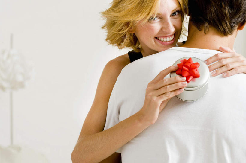 西方人,背部,两个人,站,抱,笑,微笑,露齿笑,横图,室内,白天,正面,爱情,窗户,礼盒,礼物,欧洲,欧洲人,握,阴影,服装,反射,丝绸,丝带,影子,纸盒,墙,缎带,浪漫,拿,拿着,注视,休闲装,玻璃窗,墙壁,墙面,绸带,盒子,衣服,白色,包装盒,礼品盒,观察,看,站着,休闲,温暖,温馨,休闲服,恩爱,握着,恋人,服饰,礼品,抱着,观看,和睦,察看,搂着,关注,男人,男性,年轻男性,年轻女性,女人,女性,白种人,情侣,怀抱,搂,搂抱,相抱,拥抱,站立,半身,彩图,伴侣,融洽