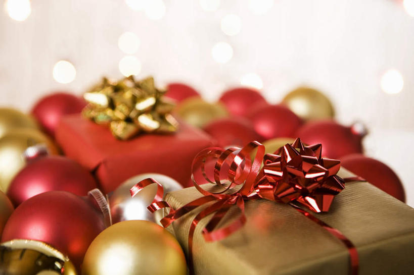 无人,横图,俯视,彩色,室内,特写,白天,霓虹灯,静物,礼盒,礼物,圣诞节,一堆,许多,阴影,堆叠,堆积,节日,朦胧,模糊,庆祝,装饰,光线,挂饰,丝绸,丝带,影子,纸盒,灯光,七彩,缎带,圣诞球,很多,文化,光源,霓虹,绸带,灯,盒子,球,红色,包装盒,礼品盒,庆典,球体,金色,礼品,纪念,堆,华丽,修饰,点缀,照明设备,氖灯,衬托,美观,雅致,雅观,彩图,高角度拍摄