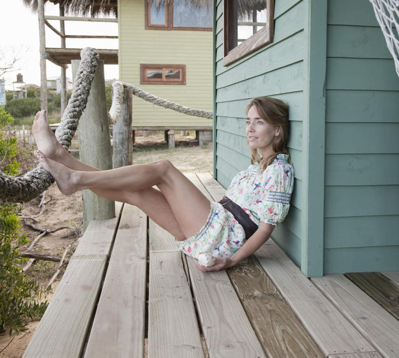 西方人,一个人,家,栏杆,坐,横图,室外,白天,侧面,地板,欧洲,欧洲人,仅一个女性,仅一个人,阴影,服装,光线,影子,房屋,墙,屋子,围栏,地面,抬腿,注视,休闲装,光脚,护栏,楼房,木地板,墙壁,墙面,住宅,衣服,阳光,观察,看,仅一个中年女性,休闲,赤脚,休闲服,服饰,观看,察看,关注,女人,女性,中年女性,白种人,坐着,彩图,全身,房子