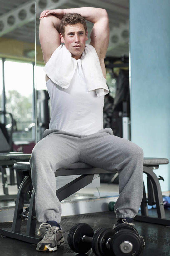 西方人,一个人,健身房,坐,举,竖图,室内,白天,正面,运动服,锻炼,运动,镜子,哑铃,欧洲,欧洲人,仅一个男性,仅一个人,阴影,服装,反射,纺织物,影子,注视,娱乐,运动器械,仅一个年轻男性,衣服,白色,毛巾,观察,看,清洁,托,享受,休闲,健身器械,放松,服饰,观看,保暖,镜像,察看,衣着,镜面,穿着,关注,健身器材,透气,防水,室内运动,健身车,衣饰,储水,耐磨,吸水,男人,男性,年轻男性,白种人,举起,举手,举着,向上举,向上伸,向上托,坐着,彩图,全身,健身,健身馆,运动器材,运动装