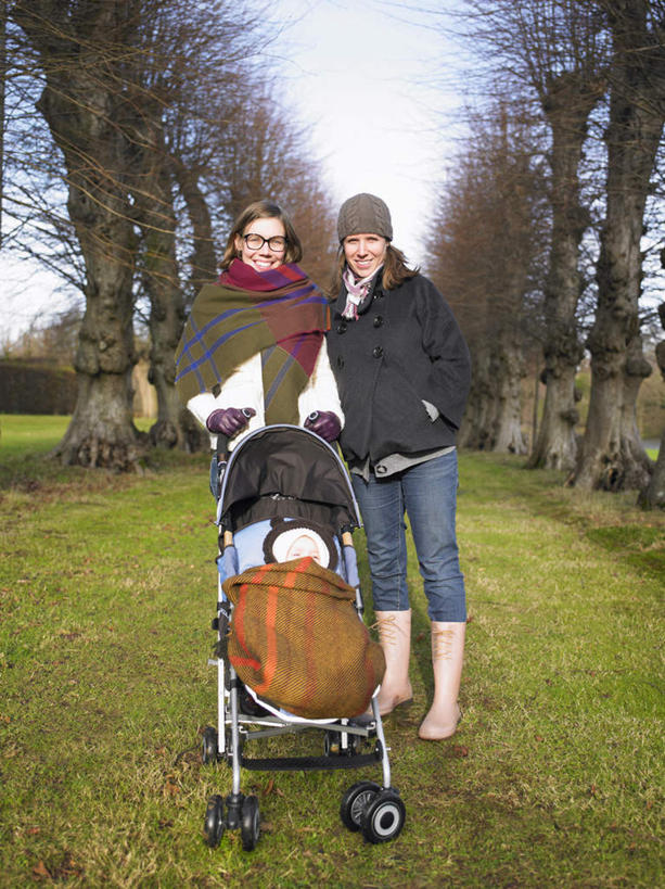 西方人,婴儿,儿童,老年人,三个人,母亲,儿子,祖母,三代同堂,竖图,室外,白天,正面,纯洁,草地,草坪,树林,植物,帽子,欧洲,欧洲人,阴影,服装,装饰,光线,影子,休闲装,祖孙三代,车,婴儿车,草,树,树木,小孩,衣服,绿色,天空,阳光,自然,围巾,天,休闲,温暖,温馨,母子,休闲服,可爱,母爱,童年,童趣,服饰,生长,晴朗,奶奶,成长,围脖,祖孙,保暖,华丽,点缀,和睦,御寒,载具,宝宝,童真,烂漫,无邪,外婆,外祖母,万里无云,外孙子,衬托,美观,雅致,雅观,编织帽,宝宝车,婴儿手推车,婴儿推车,天真,老年女性,年轻女性,女人,女性,白种人,孩子,年轻人,全家福,孙子,晴空,晴空万里,彩图,全身,融洽,多代同堂,妈妈