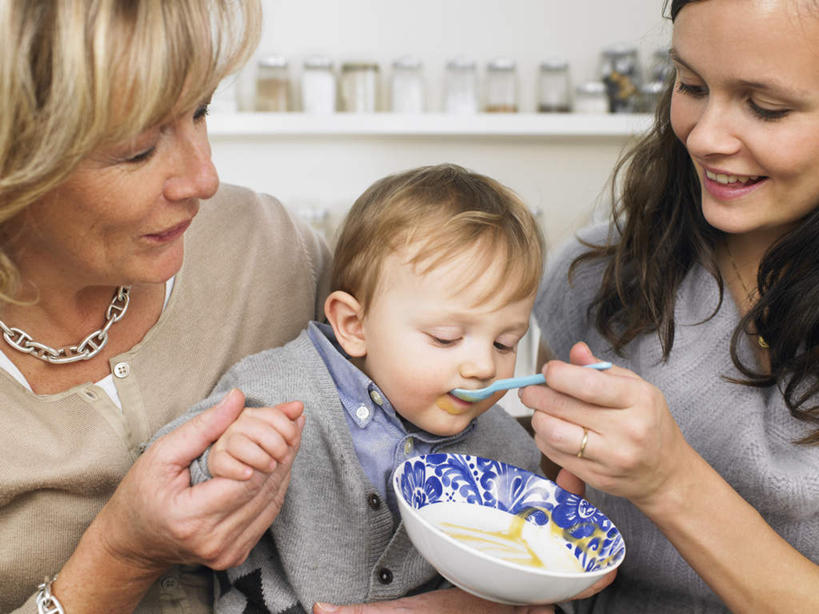 西方人,婴儿,儿童,老年人,三个人,母亲,儿子,祖母,三代同堂,坐,握手,抱,笑,微笑,露齿笑,横图,室内,白天,正面,纯洁,项链,欧洲,欧洲人,握,咬,服装,勺子,陶瓷,墙,陶瓷制品,拿,置物架,拿着,注视,休闲装,祖孙三代,架子,墙壁,墙面,装饰品,一个,小孩,衣服,容器,饰品,首饰,调羹,汤匙,碗,观察,看,休闲,温暖,温馨,母子,休闲服,可爱,母爱,童年,童趣,握着,服饰,奶奶,单个,抱着,观看,祖孙,储藏,咬着,和睦,察看,搂着,储存,关注,宝宝,陈列架,童真,烂漫,无邪,外婆,外祖母,外孙子,搁架,天真,老年女性,年轻女性,女人,女性,白种人,孩子,年轻人,全家福,孙子,搀手,拉手,搂,搂抱,手搀手,手拉手,手牵手,手握手,坐着,半身,彩图,融洽,贮存,多代同堂,妈妈