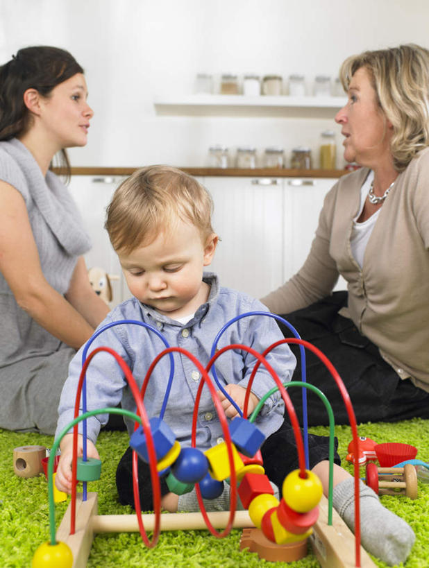 西方人,婴儿,儿童,老年人,三个人,母亲,儿子,祖母,三代同堂,坐,笑,微笑,露齿笑,竖图,室内,白天,正面,游戏,纯洁,玩具,项链,纺织品,欧洲,欧洲人,撑,服装,装饰,毛毯,毯子,墙,玩,置物架,注视,休闲装,娱乐,祖孙三代,架子,墙壁,墙面,装饰品,纺织,小孩,衣服,绿色,饰品,首饰,垫子,观察,看,休闲,温暖,温馨,母子,休闲服,可爱,母爱,童年,童趣,益智,搭,服饰,奶奶,观看,活动,祖孙,华丽,修饰,点缀,和睦,察看,撑着,搭着,发泄,关注,消遣,智力,宝宝,陈列架,童真,烂漫,无邪,外婆,外祖母,外孙子,宣泄,衬托,美观,雅致,雅观,搁架,天真,老年女性,年轻女性,女人,女性,白种人,孩子,年轻人,全家福,孙子,玩耍,嬉戏,坐着,半身,彩图,融洽,多代同堂,妈妈