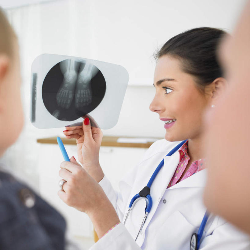 西方人,婴儿,儿童,中年人,背部,三个人,家庭,母亲,医生,病人,医院,站,举,抱,竖图,x光片,室内,白天,正面,工作服,制服,纯洁,桌面,桌子,欧洲,欧洲人,握,服装,朦胧,模糊,辐射,科学,医学,木制,墙,拿,拿着,注视,休闲装,墙壁,墙面,一个,小孩,衣服,白色,木制品,听诊器,观察,看,托,站着,医护人员,医疗人员,休闲,温暖,温馨,一家人,休闲服,可爱,母爱,童年,童趣,握着,服饰,活泼,单个,抱着,观看,和睦,察看,医疗,医疗设备,科学技术,x射线,搂着,白大褂,关注,宝宝,病患,医疗器械,x光,医疗工具,童真,纯真,烂漫,无邪,医疗机构,母婴,工作制服,检测工具,伶俐,天真,女人,女性,中年女性,白种人,孩子,大夫,患者,就医者,举起,举手,举着,搂,搂抱,向上举,向上伸,向上托,站立,半身,彩图,工作套服,病院,诊所,融洽,电磁波,电磁辐射