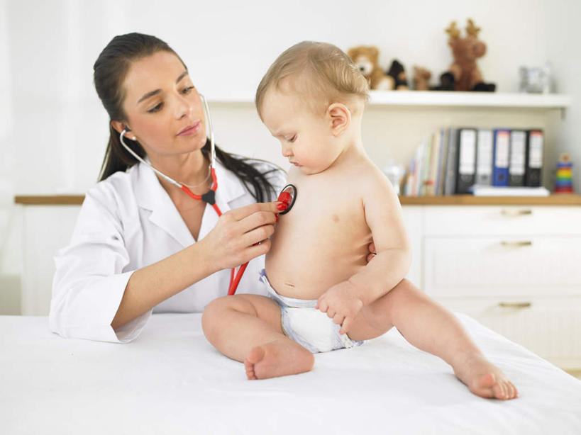 西方人,婴儿,儿童,两个人,医生,病人,医院,坐,蹲,笑,微笑,露齿笑,横图,室内,白天,正面,工作服,制服,游戏,纯洁,床,玩具,欧洲,欧洲人,握,墙,床单,拿,玩,置物架,拿着,注视,娱乐,被子,裸露,架子,墙壁,墙面,一个,小孩,白色,病床,听诊器,低头,观察,看,医护人员,医疗人员,休闲,可爱,益智,握着,活泼,单个,观看,张开双腿,活动,察看,医疗设备,被单,白大褂,发泄,关注,消遣,智力,宝宝,病患,裸,医疗器械,陈列架,医疗工具,纯真,烂漫,无邪,医疗机构,宣泄,垂头,工作制服,搁架,展开双腿,检测工具,伶俐,天真,女人,女性,中年女性,白种人,孩子,大夫,患者,就医者,蹲着,玩耍,嬉戏,坐着,半身,彩图,工作套服,病院,诊所,护理床,医疗床,伸展双腿