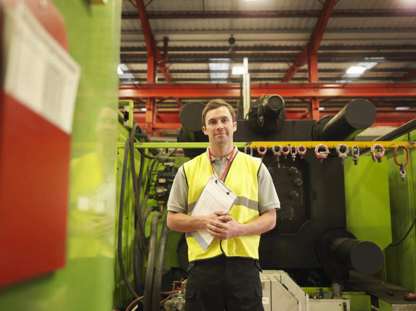 西方人,一个人,工厂,站,横图,室内,白天,正面,工作服,制服,机器,照明,欧洲,欧洲人,仅一个男性,仅一个人,仅一个中年男性,握,朦胧,模糊,材料,档案,文件,墙,灯光,拿,拿着,注视,顶灯,墙壁,墙面,灯,资料,灯具,观察,看,站着,机械,握着,观看,照亮,察看,照明设备,关注,文档,工作制服,男人,男性,中年男性,白种人,站立,半身,彩图,工作套服,工地,制造厂,安全服,反光背心,反光服,反光衣