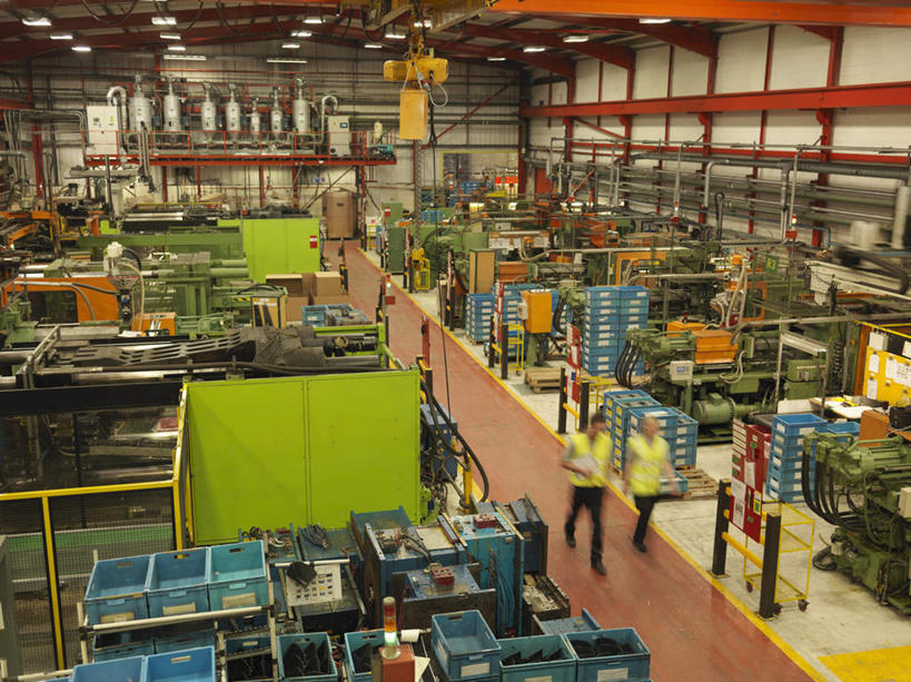 西方人,两个人,伙伴,朋友,工厂,走,横图,俯视,室内,白天,工作服,制服,友谊,合作,团队,机器,照明,欧洲,欧洲人,一排,许多,朦胧,模糊,整齐,材料,档案,文件,塑料,墙,灯光,很多,注视,顶灯,墙壁,墙面,灯,盒子,排列,容器,塑料制品,资料,灯具,观察,看,机械,战略,观看,储藏,堆,照亮,察看,照明设备,储存,队列,关注,文档,联合,合谋,工作制服,配合,协作,男人,男性,女人,女性,中年男性,中年女性,白种人,步行,散步,走路,彩图,高角度拍摄,全身,工作套服,工地,制造厂,贮存