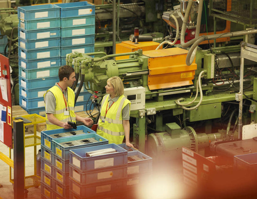 西方人,两个人,伙伴,朋友,工厂,站,横图,俯视,室内,白天,工作服,制服,友谊,合作,团队,机器,照明,欧洲,欧洲人,一排,许多,朦胧,模糊,整齐,材料,档案,文件,塑料,墙,灯光,很多,注视,顶灯,墙壁,墙面,灯,盒子,排列,容器,塑料制品,资料,灯具,低头,观察,看,靠,靠着,站着,机械,战略,观看,储藏,堆,照亮,察看,照明设备,储存,队列,关注,文档,联合,合谋,垂头,工作制服,配合,协作,男人,男性,女人,女性,中年男性,中年女性,白种人,站立,彩图,高角度拍摄,全身,工作套服,工地,制造厂,安全服,反光背心,反光服,反光衣,贮存