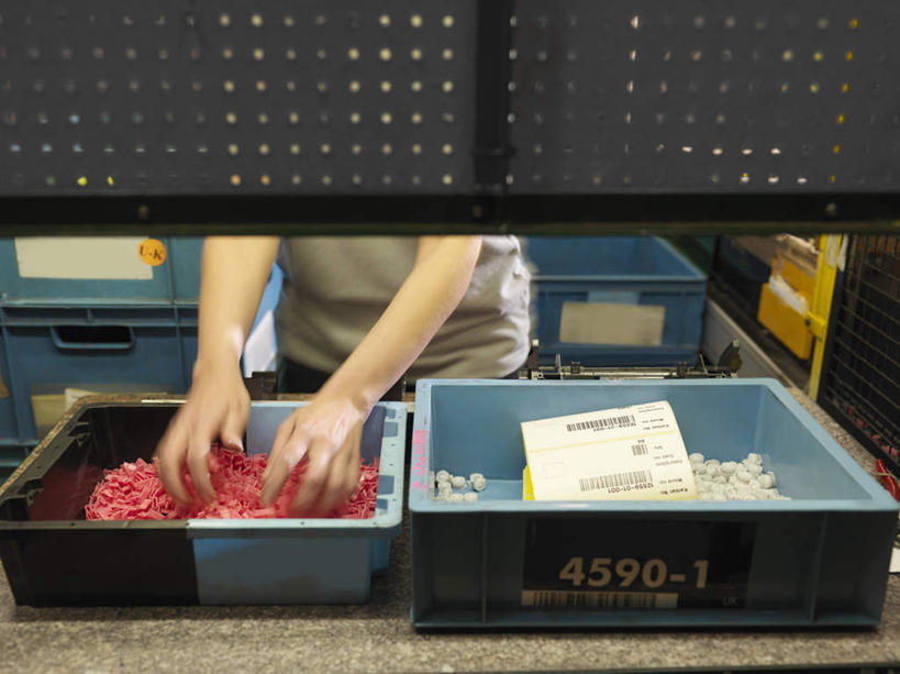 西方人,一个人,工厂,站,横图,俯视,室内,白天,工作服,制服,欧洲,欧洲人,仅一个女性,仅一个人,一排,许多,握,朦胧,模糊,整齐,塑料,很多,拿,置物架,拿着,架子,盒子,排列,容器,塑料制品,站着,仅一个中年女性,握着,储藏,储存,队列,陈列架,工作制服,搁架,女人,女性,中年女性,白种人,站立,半身,彩图,高角度拍摄,工作套服,工地,制造厂,贮存