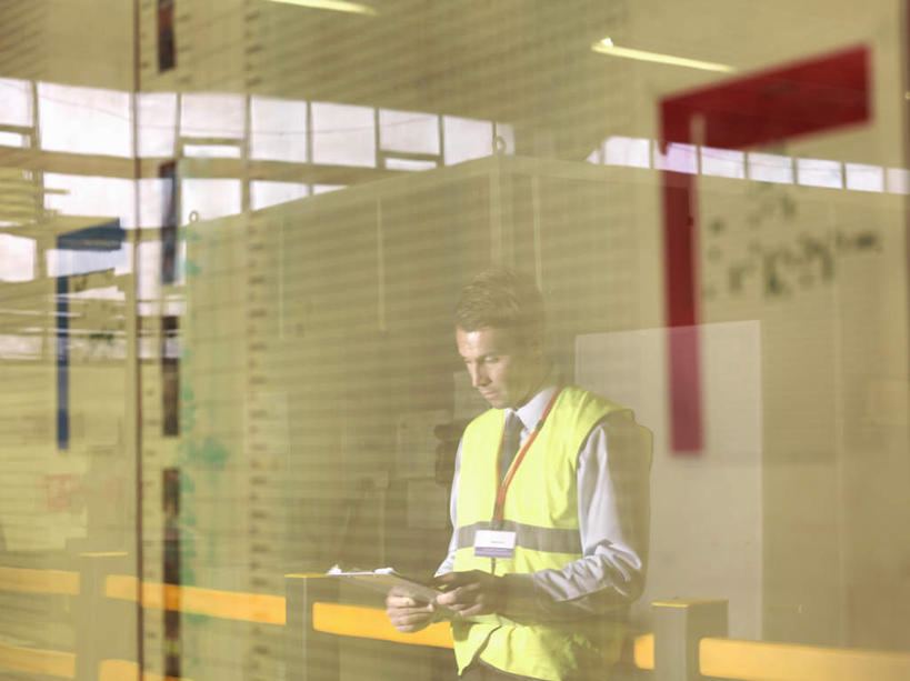 西方人,一个人,工厂,站,横图,室内,白天,正面,工作服,制服,窗户,落地窗,欧洲,欧洲人,仅一个男性,仅一个人,仅一个中年男性,握,朦胧,模糊,材料,档案,文件,墙,拿,拿着,注视,标识,吊牌,玻璃窗,墙壁,墙面,胸牌,资料,低头,观察,看,站着,握着,观看,察看,徽章,关注,文档,身份,胸章,胸卡,编号牌,雕刻牌,工号牌,胸号牌,胸徽,员工牌,垂头,工作制服,男人,男性,中年男性,白种人,站立,半身,彩图,工作套服,工地,制造厂,安全服,反光背心,反光服,反光衣