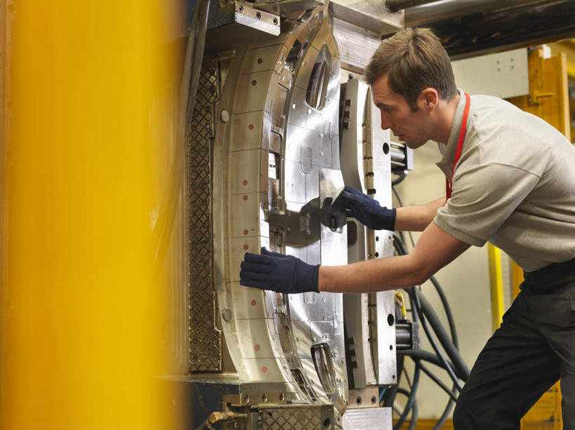 西方人,一个人,工厂,站,横图,室内,白天,侧面,工作服,制服,安全,机器,照明,欧洲,欧洲人,仅一个男性,仅一个人,仅一个中年男性,弯腰,握,灯光,防护,拿,拿着,注视,顶灯,灯,手套,灯具,观察,看,站着,机械,握着,观看,保护,照亮,察看,照明设备,关注,保险,保全,周全,安稳,安定,弯身,防护手套,工作制服,平安,男人,男性,中年男性,白种人,站立,半身,彩图,工作套服,工地,制造厂