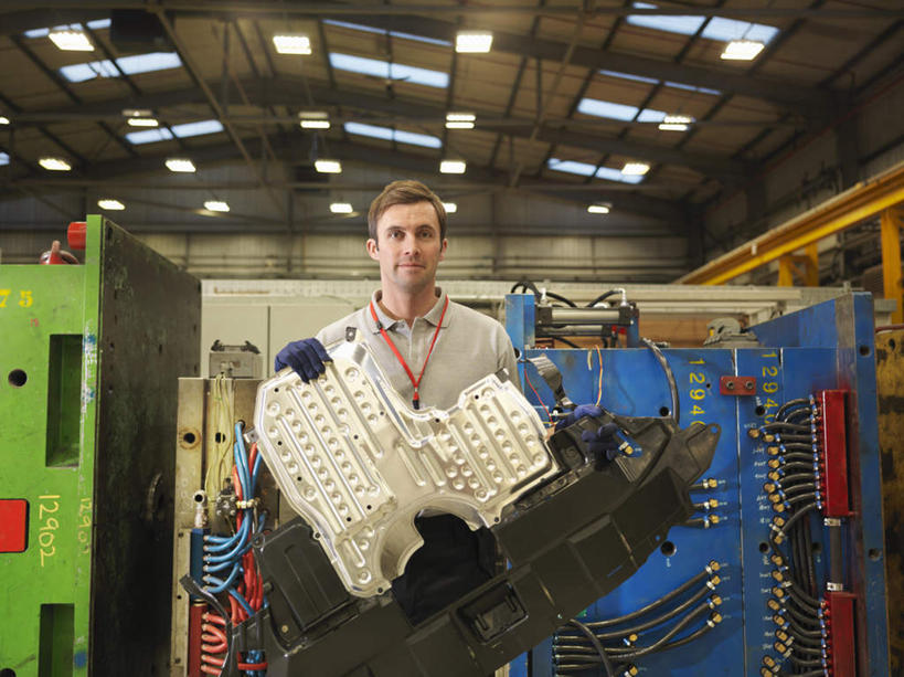 西方人,一个人,工厂,站,横图,室内,白天,正面,工作服,制服,安全,机器,照明,欧洲,欧洲人,仅一个男性,仅一个人,仅一个中年男性,握,灯光,防护,拿,拿着,注视,顶灯,灯,手套,灯具,观察,看,站着,机械,握着,观看,保护,照亮,察看,照明设备,关注,保险,保全,周全,安稳,安定,防护手套,工作制服,平安,男人,男性,中年男性,白种人,站立,半身,彩图,工作套服,工地,制造厂