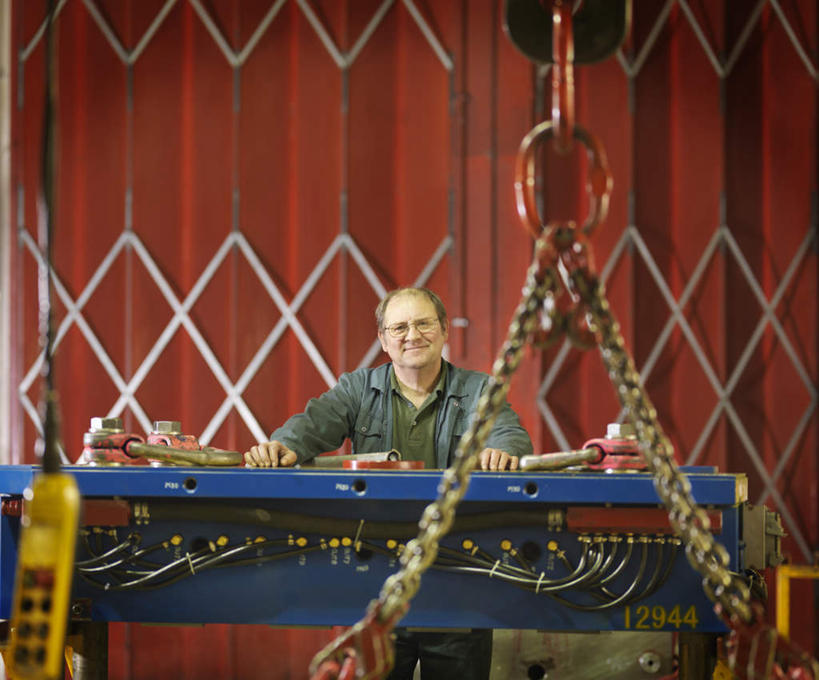 西方人,一个人,工厂,坐,横图,室内,白天,正面,工作服,制服,机器,欧洲,欧洲人,仅一个男性,仅一个人,仅一个中年男性,墙,注视,墙壁,墙面,观察,看,机械,搭,观看,察看,搭着,关注,工作制服,男人,男性,中年男性,白种人,坐着,半身,彩图,工作套服,工地,制造厂